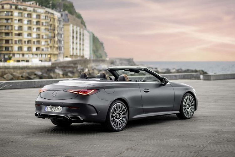 Tất cả CLE Cabriolet đều có hệ thống Airscarf và Aircap tiêu chuẩn nhằm mục đích giữ ấm cho hành khách ngồi trong xe khi mở mui.