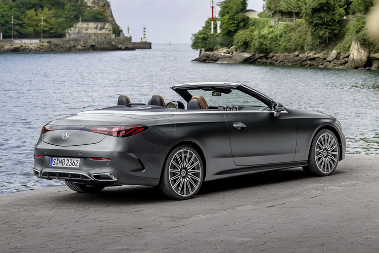 Ghế da cao cấp của xe sẽ được trang bị một lớp phủ đặc biệt giúp giữ mát khi tiếp xúc trực tiếp với ánh nắng mặt trời. Phần mui vải của xe xe có thể được nâng hạ chỉ trong vòng 20 giây khi lái xe với tốc độ lên tới 60 km/h.