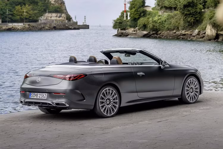 Ghế da cao cấp của xe sẽ được trang bị một lớp phủ đặc biệt giúp giữ mát khi tiếp xúc trực tiếp với ánh nắng mặt trời. Phần mui vải của xe xe có thể được nâng hạ chỉ trong vòng 20 giây khi lái xe với tốc độ lên tới 60 km/h.