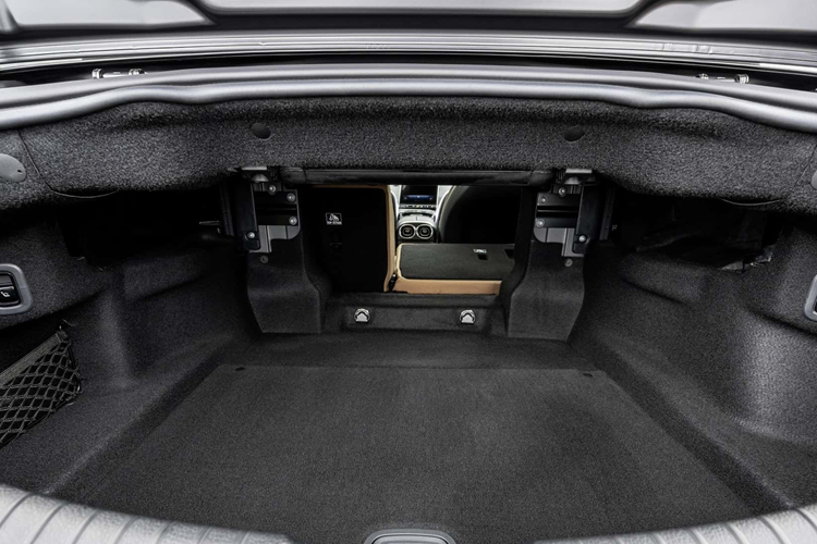 Phiên bản CLE Cabriolet được bán ra tại Mỹ có tốc độ tối đa giới hạn điện tử ở mức 210 km/h. CLE 450 có thời gian tăng tốc từ 0-100 km/h chỉ trong vòng 4,2 giây. Phiên bản tiêu chuẩn có thể đạt tốc độ 100 km/h chỉ trong vòng 6,2 giây.