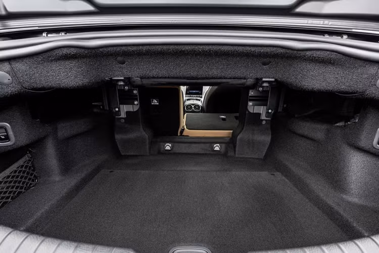 Phiên bản CLE Cabriolet được bán ra tại Mỹ có tốc độ tối đa giới hạn điện tử ở mức 210 km/h. CLE 450 có thời gian tăng tốc từ 0-100 km/h chỉ trong vòng 4,2 giây. Phiên bản tiêu chuẩn có thể đạt tốc độ 100 km/h chỉ trong vòng 6,2 giây.