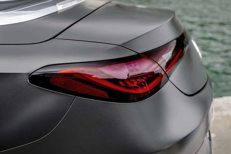 Trang bị Airscarf giúp thổi không khí ấm quanh cổ hành khách ngồi phía trước, trong khi Aircap sử dụng một tấm lướt gió làm lệch hướng gió trên kính chắn gió và tựa đầu phía sau để giúp dẫn không khí qua buồng lái, tránh khí tụ trong khoang nội thất khi mở mui.