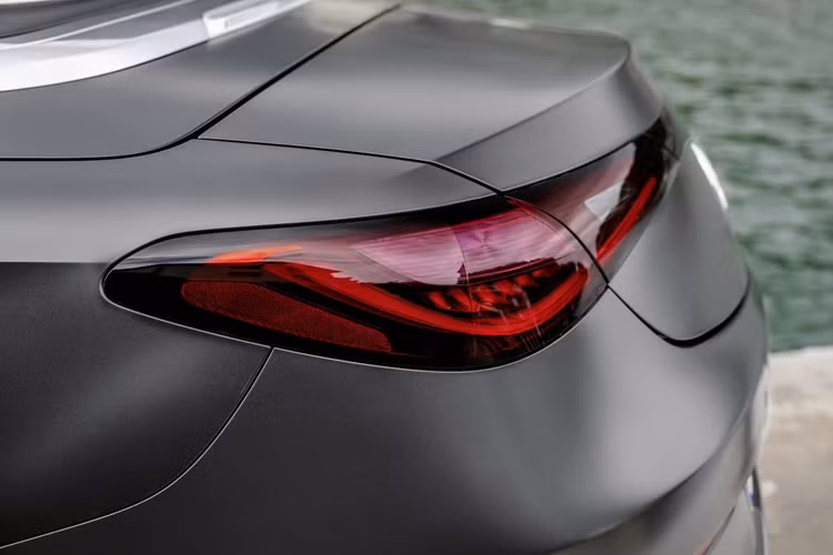 Trang bị Airscarf giúp thổi không khí ấm quanh cổ hành khách ngồi phía trước, trong khi Aircap sử dụng một tấm lướt gió làm lệch hướng gió trên kính chắn gió và tựa đầu phía sau để giúp dẫn không khí qua buồng lái, tránh khí tụ trong khoang nội thất khi mở mui.