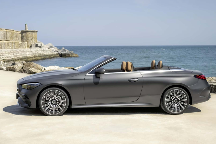 CLE 300 4Matic Cabriolet bản tiêu chuẩn với trang bị khối động cơ bốn xi-lanh 2.0 lít tăng áp dưới tạo ra công suất 255 mã lực và mô-men xoắn 400 Nm. Phiên bản cao cấp hơn chính là bản CLE 450 4Matic Cabriolet có giá khởi điểm cao hơn ở mức 75.000 USD (khoảng 1,77 tỷ đồng).