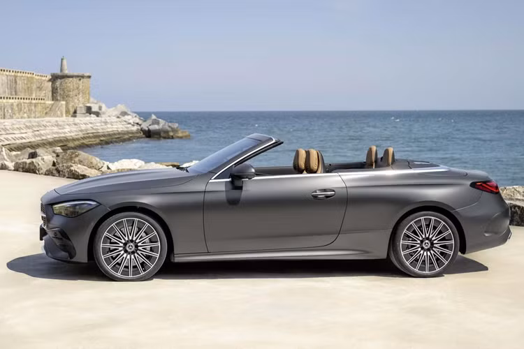 CLE 300 4Matic Cabriolet bản tiêu chuẩn với trang bị khối động cơ bốn xi-lanh 2.0 lít tăng áp dưới tạo ra công suất 255 mã lực và mô-men xoắn 400 Nm. Phiên bản cao cấp hơn chính là bản CLE 450 4Matic Cabriolet có giá khởi điểm cao hơn ở mức 75.000 USD (khoảng 1,77 tỷ đồng).