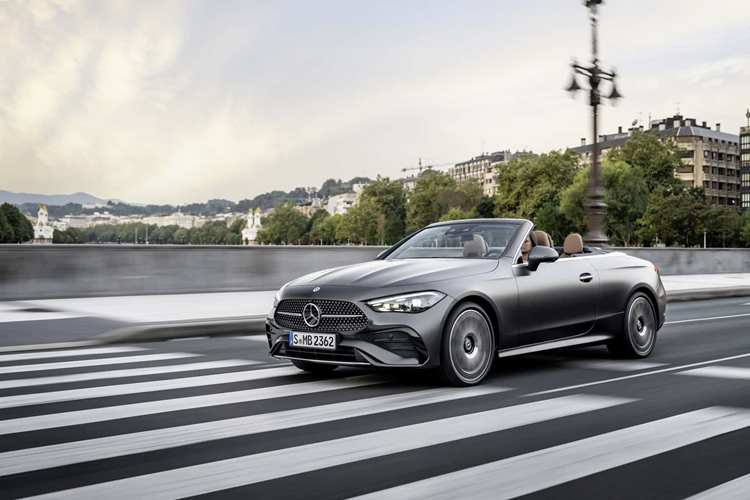 Đối với CLE Cabriolet được bán ra tại Mỹ, mức giá xe Mercedes-Benz CLE Cabriolet 2024 phiên bản cơ sở khởi điểm từ 65.500 USD (khoảng 1,55 tỷ đồng) đã bao gồm những khoản phụ phí khác.