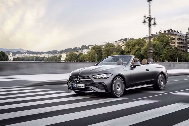 Đối với CLE Cabriolet được bán ra tại Mỹ, mức giá xe Mercedes-Benz CLE Cabriolet 2024 phiên bản cơ sở khởi điểm từ 65.500 USD (khoảng 1,55 tỷ đồng) đã bao gồm những khoản phụ phí khác.