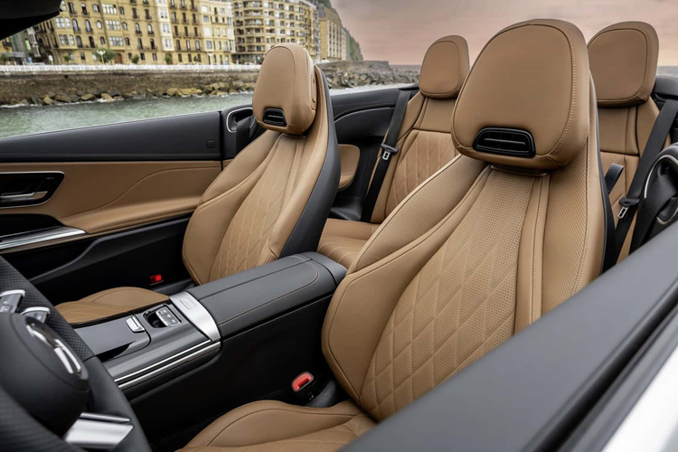 Mẫu xe được trang bị khối động cơ sáu xi-lanh thẳng hàng tăng áp 3.0 lít quen thuộc, tạo ra công suất 375 mã lực với mô-men xoắn 500 Nm. Cả hai biến thể này đều được trang bị hệ dẫn động bốn bánh thông qua hộp số tự động 9 cấp, kết hợp hệ thống hybrid nhẹ 48V với máy phát điện khởi động tích hợp.