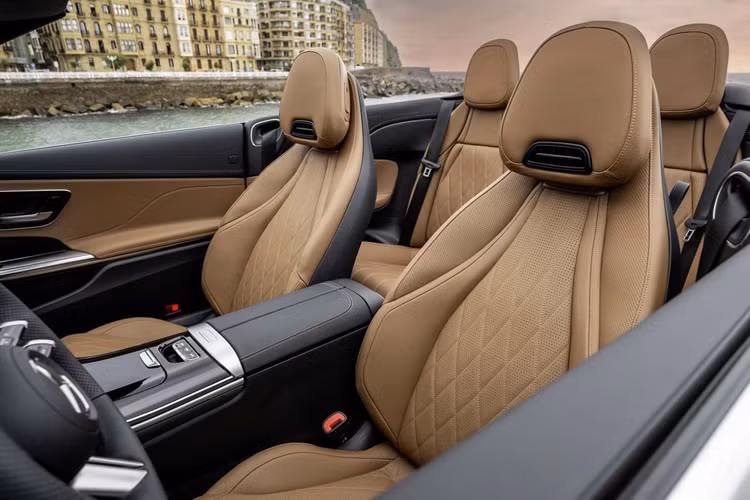 Mẫu xe được trang bị khối động cơ sáu xi-lanh thẳng hàng tăng áp 3.0 lít quen thuộc, tạo ra công suất 375 mã lực với mô-men xoắn 500 Nm. Cả hai biến thể này đều được trang bị hệ dẫn động bốn bánh thông qua hộp số tự động 9 cấp, kết hợp hệ thống hybrid nhẹ 48V với máy phát điện khởi động tích hợp.