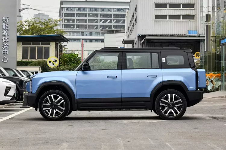 Nói sơ qua về Chery iCAR 03, xe sử dụng hình dáng "hình hộp vuông" và được định vị là "chiếc SUV chạy điện hình hộp thời thượng", mang đến khí chất off-road mạnh mẽ. Về sức mạnh, xe mới có phiên bản động cơ đơn và động cơ kép để người tiêu dùng lựa chọn, với phạm vi di chuyển từ 401-501km.