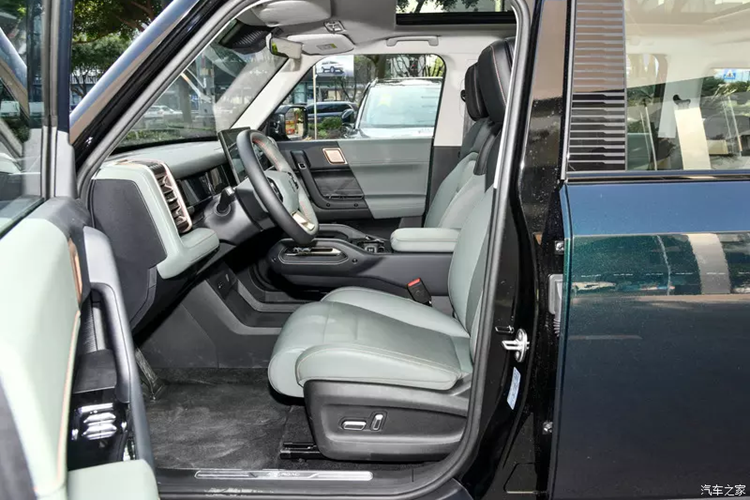 Mặt trước được trang bị bộ đèn pha rất dễ nhận biết, cách bố trí nguồn sáng bên trong của Chery iCAR 03 cũng rất độc đáo. Ngoài ra, xe mới còn được trang bị tấm chắn bùn cỡ lớn phía trước, càng làm tôn lên vẻ bệ vệ của mặt trước. Điều đáng nói là mẫu xe Chery iCAR 03 sẽ sử dụng kết cấu thân lồng đa khoang hoàn toàn bằng nhôm.