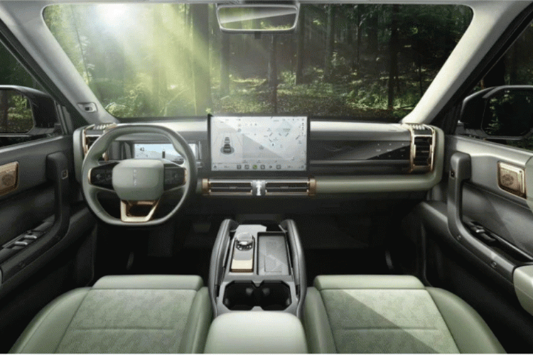 Chery iCAR 03 còn sử dụng các nút bấm bằng pha lê và hộp đựng găng tay có thể mã hóa, đồng thời hệ thống giọng nói 4 vùng có thể điều khiển hầu hết các chức năng trên xe. Năm nay, chiếc xe sẽ cung cấp bốn bản nâng cấp hệ điều hành trên xe và nhiều chức năng sẽ được lặp lại thông qua OTA.