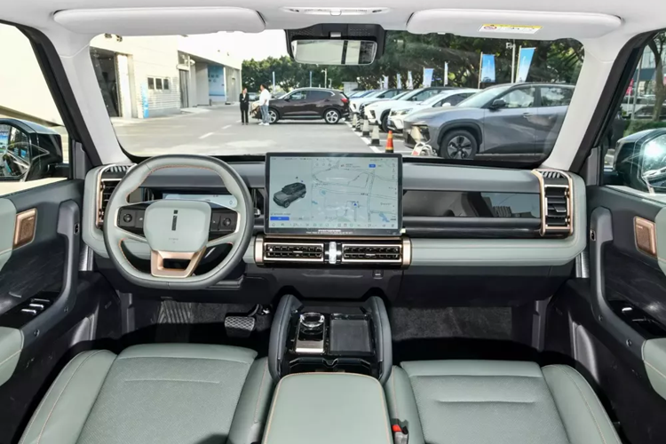 Từ ngoại hình, Chery iCAR 03 có hình dáng rất vuông vắn, phong cách thiết kế này đang rất được ưa chuộng trên thị trường SUV hạng sang hiện nay, thiết kế các đường bo tròn gần như vô hình trên xe, có thể tạo cảm giác mạnh mẽ hơn.