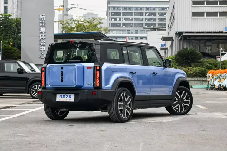 Ở mức cấu hình, kết hợp với thông tin đã lộ trước đó, tất cả các xe mới đều đạt tiêu chuẩn đèn pha tự động, cần gạt nước tự động, ba lô bên ngoài, giá nóc, phanh tay điện tử, ghế lái chỉnh điện 6 hướng, điều hòa tự động hai vùng, giám sát áp suất lốp, ESP, màn hình điều khiển trung tâm 15,6 inch, 8 loa…