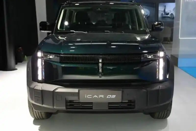 Các mẫu xe tầm trung có thêm gương chiếu hậu gập, cửa sổ trời toàn cảnh rộng 1,2 mét vuông, chìa khóa NFC, sạc không dây 50W, hình ảnh toàn cảnh, cốp xe chỉnh điện, chip 8155, ghi âm xe mới...,