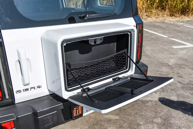 Ngoài ra, tấm chắn bùn phía sau của xe mới cũng khá rộng, hình dáng này giống với tấm chắn bùn phía trước ở một mức độ nhất định. Cửa sau của xe mới thiết kế mở sang một bên và tích hợp chức năng hút điện.