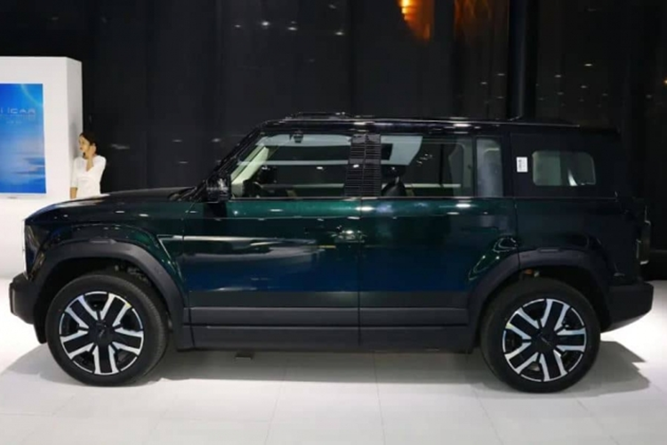 Sau cùng, Chery iCAR 03 mẫu cao cấp sẽ có tính năng tốt hơn, bao gồm sưởi vô lăng, sưởi ghế, chức năng nhớ, ghế chỉnh điện cho hành khách, túi khí rèm bên, loa Yanfei Lishi 12, đèn viền nội thất 64 màu, mát-xa và thông gió cho ghế lái, tựa chân chỉnh điện cho hành khách, DJI Smart Không có người lái xe và những người khác đã vắng mặt.