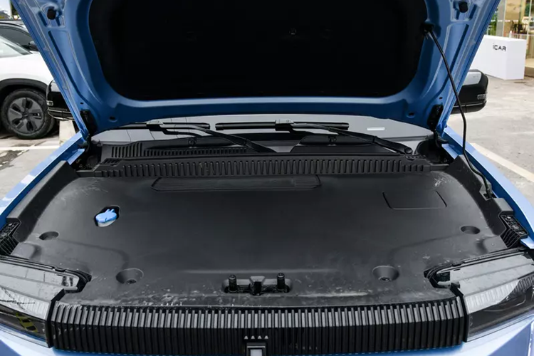 Nội thất của xe Chery iCAR 03 có bố cục thẳng hình chữ T, các cạnh và góc rõ ràng, đơn giản và chắc chắn, đồng thời các vật liệu được sử dụng cũng cầu kỳ hơn. Sự kết hợp giữa thiết bị LCD 9,2 inch + màn hình điều khiển trung tâm 15,6 inch rất bắt mắt, tích hợp sẵn hệ sinh thái WeChat, trò chơi, karaoke cũng như âm thanh và video.