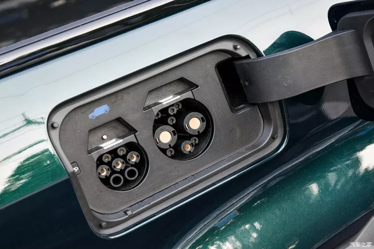 Có thể thấy, bảng điều khiển trung tâm của xe được thiết kế dày hơn so với các mẫu xe gia đình phổ thông, điều này cũng khiến bảng điều khiển trung tâm được thiết kế đơn giản trông bớt mỏng hơn.