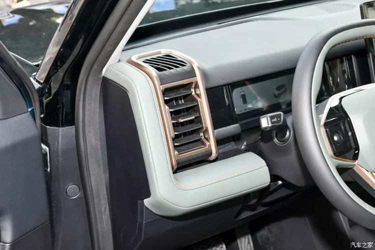 Xét về kích thước thân xe, chiều dài, chiều rộng và chiều cao của Chery iCAR 03 lần lượt sẽ là 4.406 mm x 1.910 mm x 1.715 mm, chiều dài cơ sở là 2.715 mm. Ở vành, Chery iCAR 03 sẽ có 2 sự lựa chọn cho khách là mâm 18 inch và 19 inch.