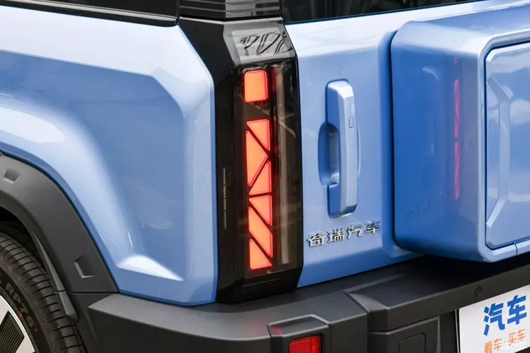 Về tùy chọn màu sắc ngoại thất, xe mới sẽ có 6 màu thân xe bao gồm Sure White, True Black, A Little Grey, True Silver, My Good Blue và Not Banana Green. Đuôi xe là cụm "chiếc cặp đi học nhỏ" cổ điển, ăn khớp với đèn hậu bố trí dọc hai bên, có thể tạo thành tiếng vang tốt với logo thương hiệu của hãng.