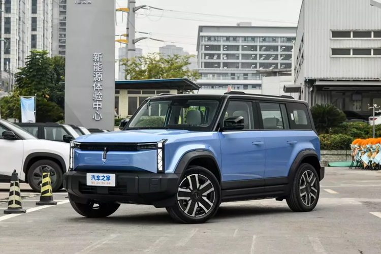 Mức giá xe Chery iCAR 03 2024 chỉ ngang Hyundai Grand i10 và bản cao nhất tương đương Hyundai Accent AT đặc biệt hay Toyota Vios. Chery đã xâm nhập vào Việt Nam qua thương hiệu con của mình, rất có thể, iCAR 03 cũng sẽ sớm ra mắt thị trường nước ta.