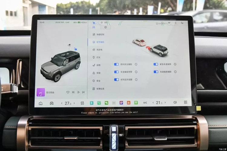 Thiết kế bên hông càng làm nổi bật đặc điểm “hình hộp vuông vắn”, xe có dáng vẻ vuông vức, các đường nét sắc sảo và hình khối đầy đặn cùng tồn tại. Nhìn vào các chi tiết, các khung cửa sổ sắc sảo, góc cạnh, các lông mày bánh xe lồi ra ngoài thể hiện phong cách Hardcore, ngoài ra xe còn áp dụng thiết kế mui treo.