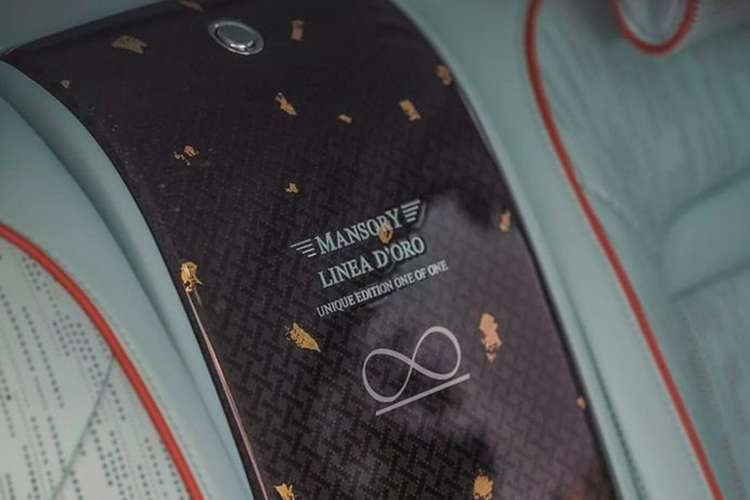 Chủ sở hữu cũng đã trang bị cho chiếc SUV siêu sang này bộ mâm màu đen bóng bắt mắt và tất cả các cửa sổ đều phủ tối màu để tối đa hóa sự riêng tư. Một điểm nhấn thú vị trong thiết kế bên ngoài của chiếc SUV là huy hiệu Spirit of Ecstacy được làm trong suốt và hơi ngả màu xanh ngọc.