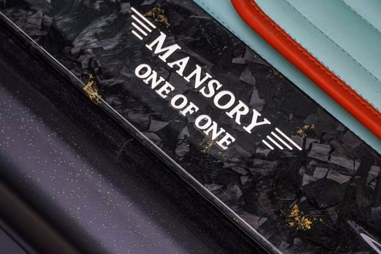 Nhiều thay đổi thú vị cũng đã được Mansory thực hiện đối với nội thất của Cullinan, bao gồm ghế ngồi, tấm cửa, vô lăng và phần lớn bảng điều khiển được bọc da màu ngọc lam. Bổ sung cho lớp hoàn thiện bên ngoài là một số chi tiết bằng sợi carbon với các điểm nhấn màu vàng.