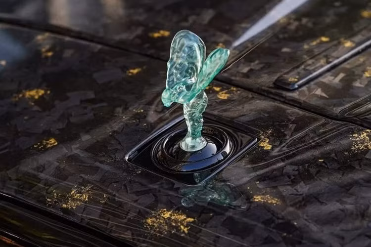 Từ giữa cửa trước, màu sơn ngọc chuyển dần sang màu đen mờ ẩn hiện, phủ toàn bộ phần sau của chiếc SUV. Các điểm nhấn bằng sợi carbon và vàng tương tự ở phía trước tiếp tục xuyên suốt phía sau, bao gồm bộ khuếch tán và cánh lướt gió trên nắp cốp.