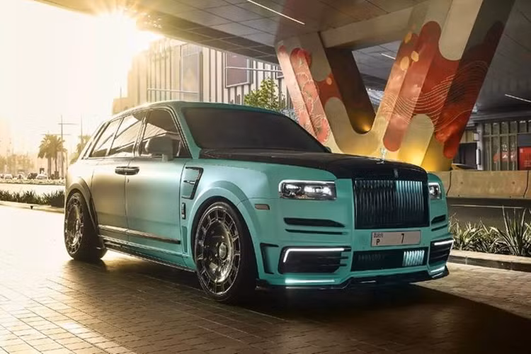 Chiếc Rolls-Royce Cullinan Mansory gắn biển số giá 365 tỷ đồng này đã được trang trí bằng bộ bodykit của hãng độ nhưng cũng đã được tùy chỉnh thêm và trở thành chiếc xe độc nhất vô nhị. Xe có tên riêng là “Linea D'Oro” và được hoàn thiện với màu sơn hai tông màu bắt mắt.