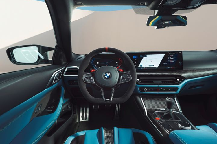 Tuy nhiên, nếu khách hàng mua thêm gói nâng cấp hiệu suất M Driver, tốc độ tối đa có thể tăng lên 280 km/h đối với kiểu dáng mui trần và 290 km/giờ đối với bản coupe. Về ngoại thất, BMW M4 2025 có đèn pha và đèn hậu được thiết kế lại. Đèn hậu được nâng cấp lên loại Laserlight cao cấp nhất của BMW.