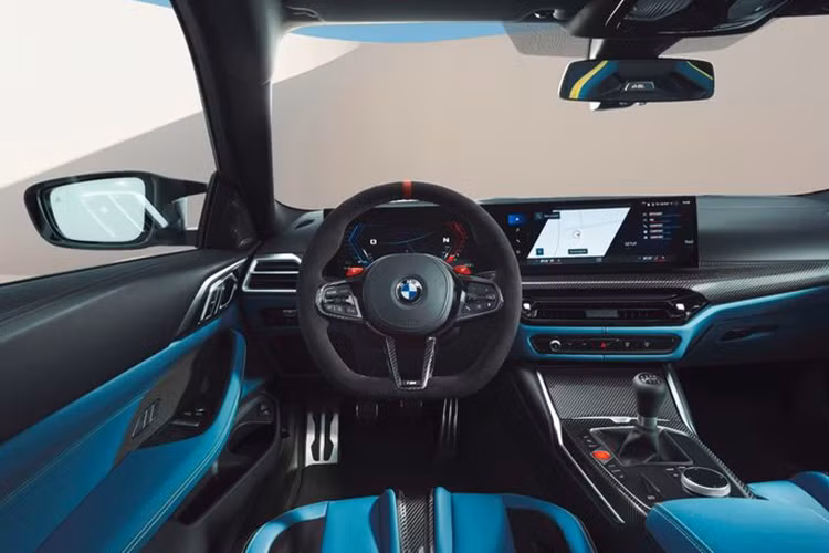 Tuy nhiên, nếu khách hàng mua thêm gói nâng cấp hiệu suất M Driver, tốc độ tối đa có thể tăng lên 280 km/h đối với kiểu dáng mui trần và 290 km/giờ đối với bản coupe. Về ngoại thất, BMW M4 2025 có đèn pha và đèn hậu được thiết kế lại. Đèn hậu được nâng cấp lên loại Laserlight cao cấp nhất của BMW.