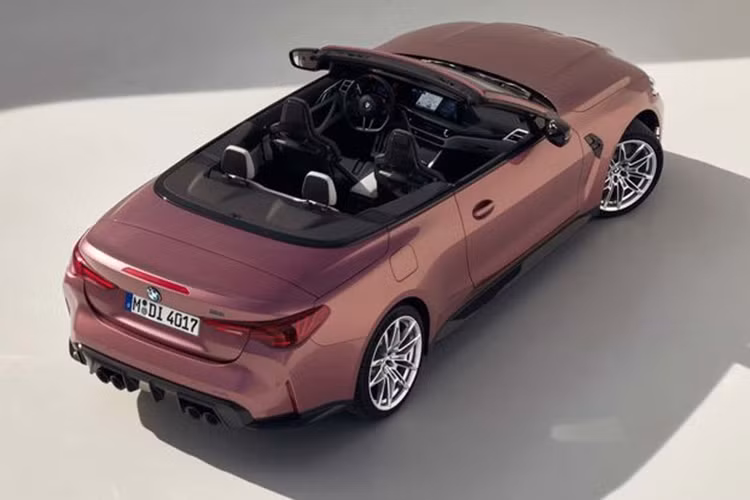 Live Cockpit Professional cũng là trang bị tiêu chuẩn trên BMW M4. Hệ thống này bao gồm màn hình HUD và bản đồ vệ tinh BMW Maps. Chức năng ra lệnh bằng giọng nói cũng được nâng cấp trên BMW M4 đời mới.