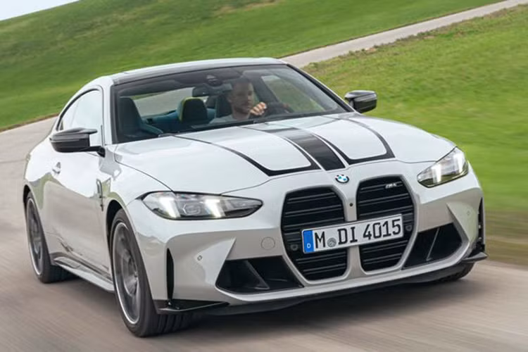 BMW M4 2025 tiêu chuẩn có công suất 473 mã lực và 550 Nm mô-men xoắn, đi kèm hệ dẫn động cầu sau. Trong khi đó, con số tương ứng của bản M4 Competition là 503 mã lực và 650 Nm khi đi kèm hệ dẫn động cầu sau hoặc 523 mã lực và 650 Nm khi kết hợp với hệ dẫn động 4 bánh xDrive.