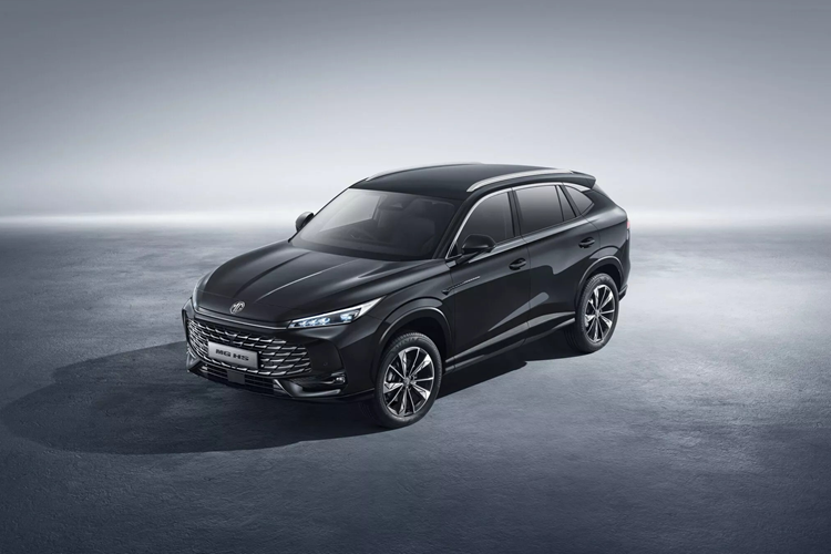 Hệ truyền động này cho phép MG HS tăng tốc từ 0-100 km/h trong 6,8 giây. Đáng chú ý, bộ pin 24,7 kWh lớn hơn cung cấp phạm vi hoạt động ở chế độ thuần điện là 121 km.