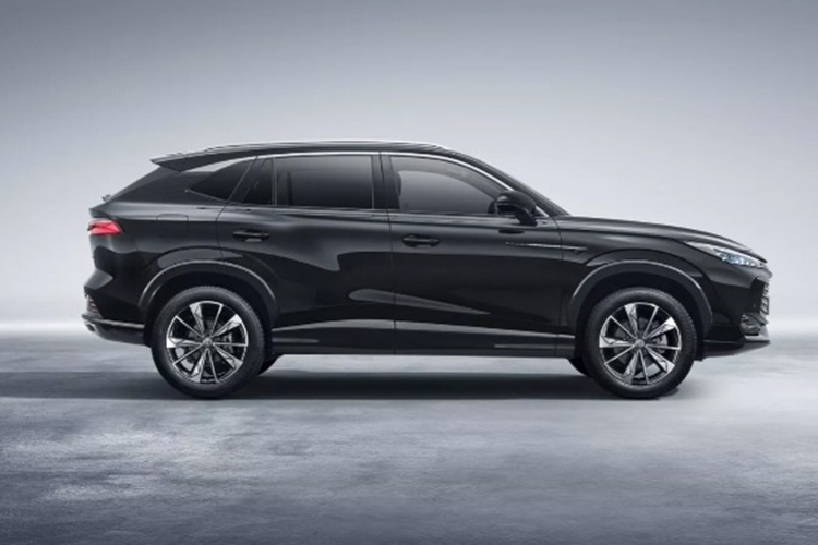 Về nội thất, MG HS có cấu hình 5 chỗ ngồi, đi cùng hàng loạt các trang bị tiện ích như: màn hình kép 12,3 inch, kết hợp với cần số 'kiểu con thoi' mới trên bảng điều khiển trung tâm.