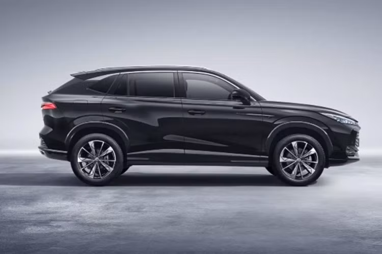 Về nội thất, MG HS có cấu hình 5 chỗ ngồi, đi cùng hàng loạt các trang bị tiện ích như: màn hình kép 12,3 inch, kết hợp với cần số 'kiểu con thoi' mới trên bảng điều khiển trung tâm.