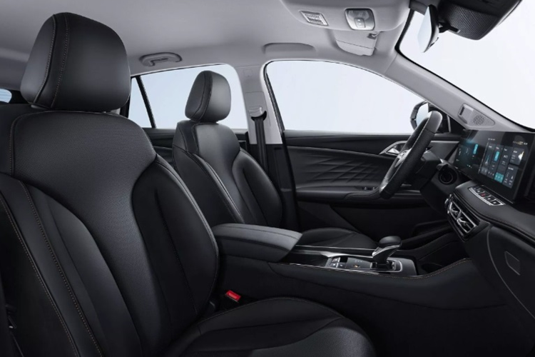 Tùy từng phiên bản, MG HS 2025 sẽ được trang bị các tiện ích như: sạc điện thoại không dây, hệ thống âm thanh 8 loa, camera 360 độ và gói MG Pilot ADAS.