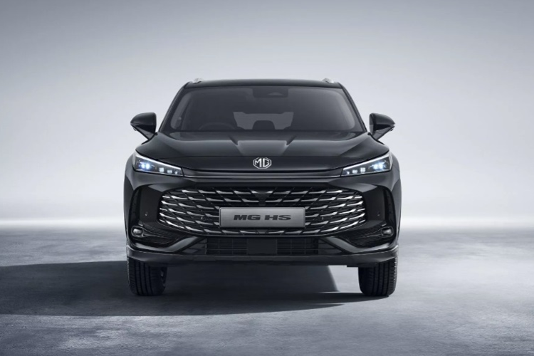 Ngoại trừ việc có thêm cánh lướt gió thì khu vực đuôi xe SUV MG HS 2025 mới cũng giống hệt so với mẫu Roewe RX5.