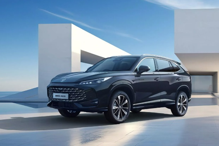 Theo đó, ở thế hệ mới này, MG HS có lưới tản nhiệt và hốc gió được thiết kế lớn hơn, đi cùng cụm đèn pha LED kiểu mới sắc nét, tích hợp đèn LED ban ngày.