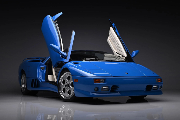 Trong sự kiện đấu giá được Barrett-Jackson tổ chức tại Scottsdale, Arizona vừa qua, chiếc siêu xe Lamborghini Diablo VT Roadster đời 1997 này từng thuộc sở hữu của cựu Tổng thống Mỹ Donald Trump đã được bán thành công với mức giá 1,1 triệu USD (tương đương 27,5 tỷ đồng).