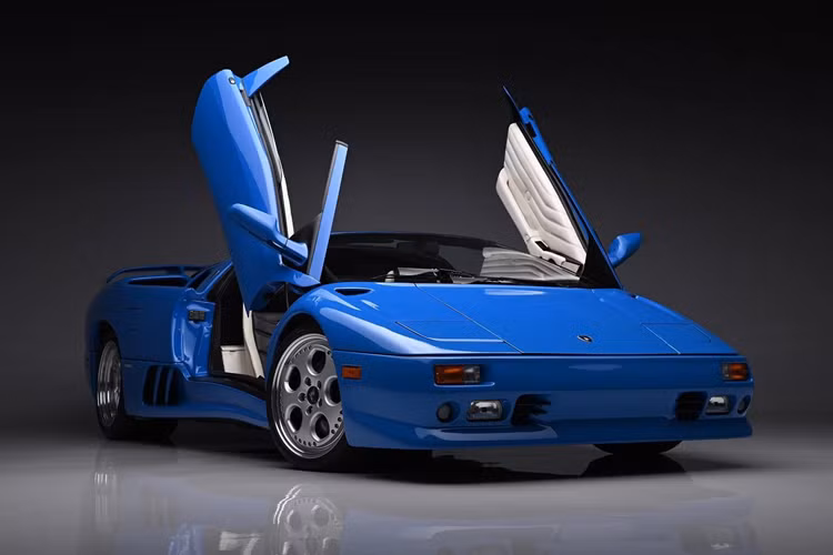 Trong sự kiện đấu giá được Barrett-Jackson tổ chức tại Scottsdale, Arizona vừa qua, chiếc siêu xe Lamborghini Diablo VT Roadster đời 1997 này từng thuộc sở hữu của cựu Tổng thống Mỹ Donald Trump đã được bán thành công với mức giá 1,1 triệu USD (tương đương 27,5 tỷ đồng).
