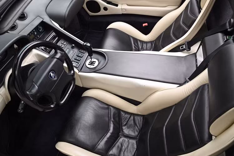 Trên thị trường xe cũ hiện nay, mức giá của một chiếc Diablo VT Roadster được bảo quản tốt và ODO không quá cao sẽ rơi vào khoảng 330.000 USD (8 tỷ đồng). Xe có nội thất hai tông màu với đồng hồ analog và bộ điều khiển điều hòa có 1 màn hình dạng kỹ thuật số nhỏ.