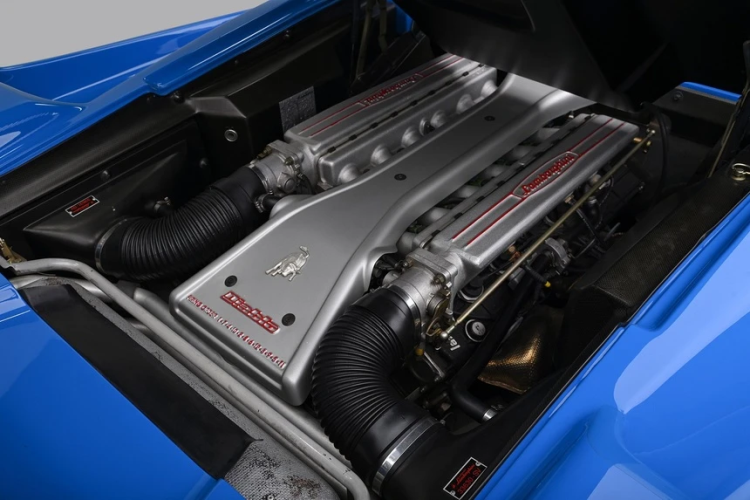 Chúng được song hành cùng với hệ thống âm thanh Alpine và cần số bố trí theo hình chữ H. Xe được gìn giữ ở tình trạng tốt, nước sơn gần như nguyên vẹn và bộ mâm 5 chấu trông gần như mới.