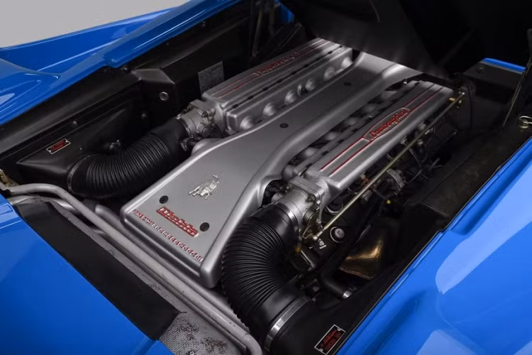 Chúng được song hành cùng với hệ thống âm thanh Alpine và cần số bố trí theo hình chữ H. Xe được gìn giữ ở tình trạng tốt, nước sơn gần như nguyên vẹn và bộ mâm 5 chấu trông gần như mới.