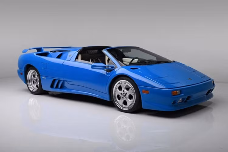 Đám đông hơn 10.000 người tại Gila River Resorts and Casinos trở nên phấn khích khi mẫu Lamborghini từng gắn liền với hình ảnh doanh nhân của ông Trump được mang lên sàn đấu giá. Chưa đầy 2 phút sau, chiếc xe đã tìm được chủ nhân mới với số tiền đấu giá cao nhất 1 triệu USD.