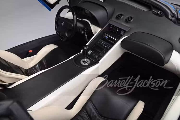 Chính chiếc xe này từng được bán 2 lần, đầu tiên vào năm 2015 với giá 299.000 USD (khoảng 6,7 tỷ đồng tại thời điểm đó) rồi đến năm 2016 lại xuất hiện trên sàn thương mại điện tử eBay với giá khởi điểm 460.000 USD (khoảng 10,4 tỷ đồng tại thời điểm đó).