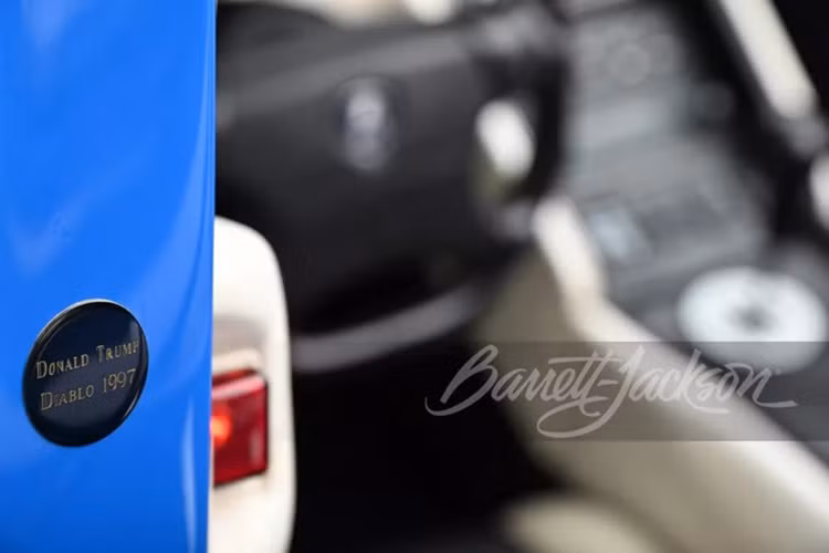 Phía trong của cánh cửa bên tài có bảng tên nhấn mạnh sự độc đáo của xe khi ghi dòng chữ “Donald Trump Diablo 1997”. Trên cửa sổ nhỏ phía sau lưng 2 ghế ngồi thậm chí vẫn còn decal “Trump 2016” – biểu tượng của đợt tranh cử Tổng thống năm đó.