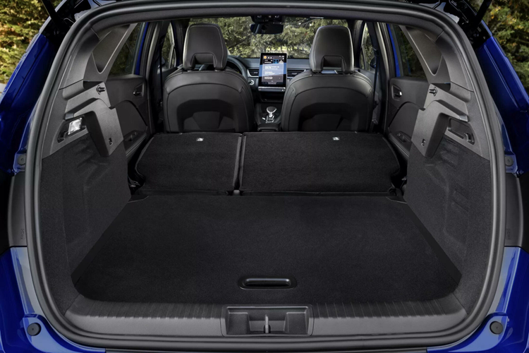 Cuối cùng, cao cấp nhất, là hệ truyền động hybrid E-Tech có tổng công suất 145 mã lực, bao gồm động cơ xăng hút khí tự nhiên 1.6L, 2 mô-tơ điện, bộ pin 1,2 kWh và hộp số tự động ly hợp đa chế độ, truyền sức kéo đến cầu trước. Theo Renault, hơn 41% khách hàng mua xe Captur thế hệ 2 ở các năm trước đây đều chọn bản hybrid này.